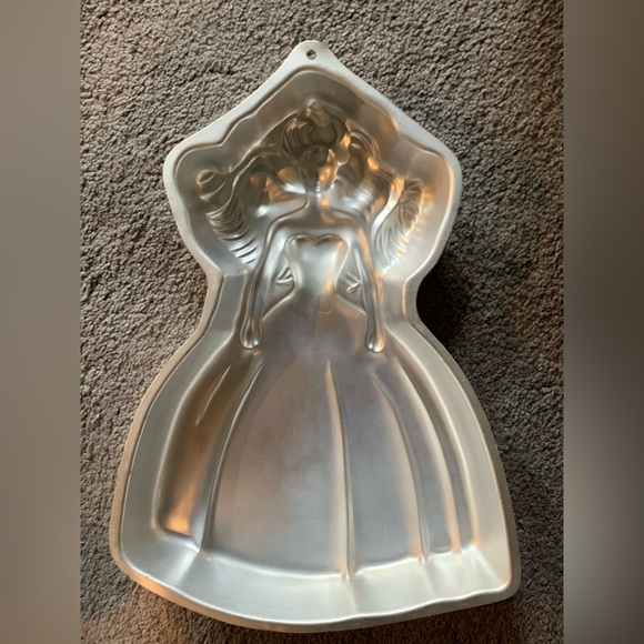 BARBIE CAKE PAN. Wilton Vintage cake pan. Good used condition. - Picture 2 of 2